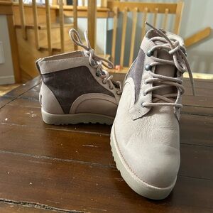 UGG 8.5 women’s pink low boots